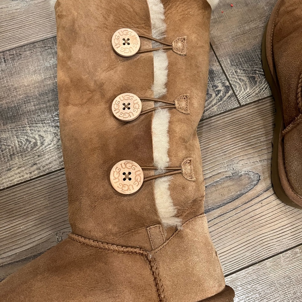 Great Condition Ugg Bailey Triple Button Tall Boo… - image 6